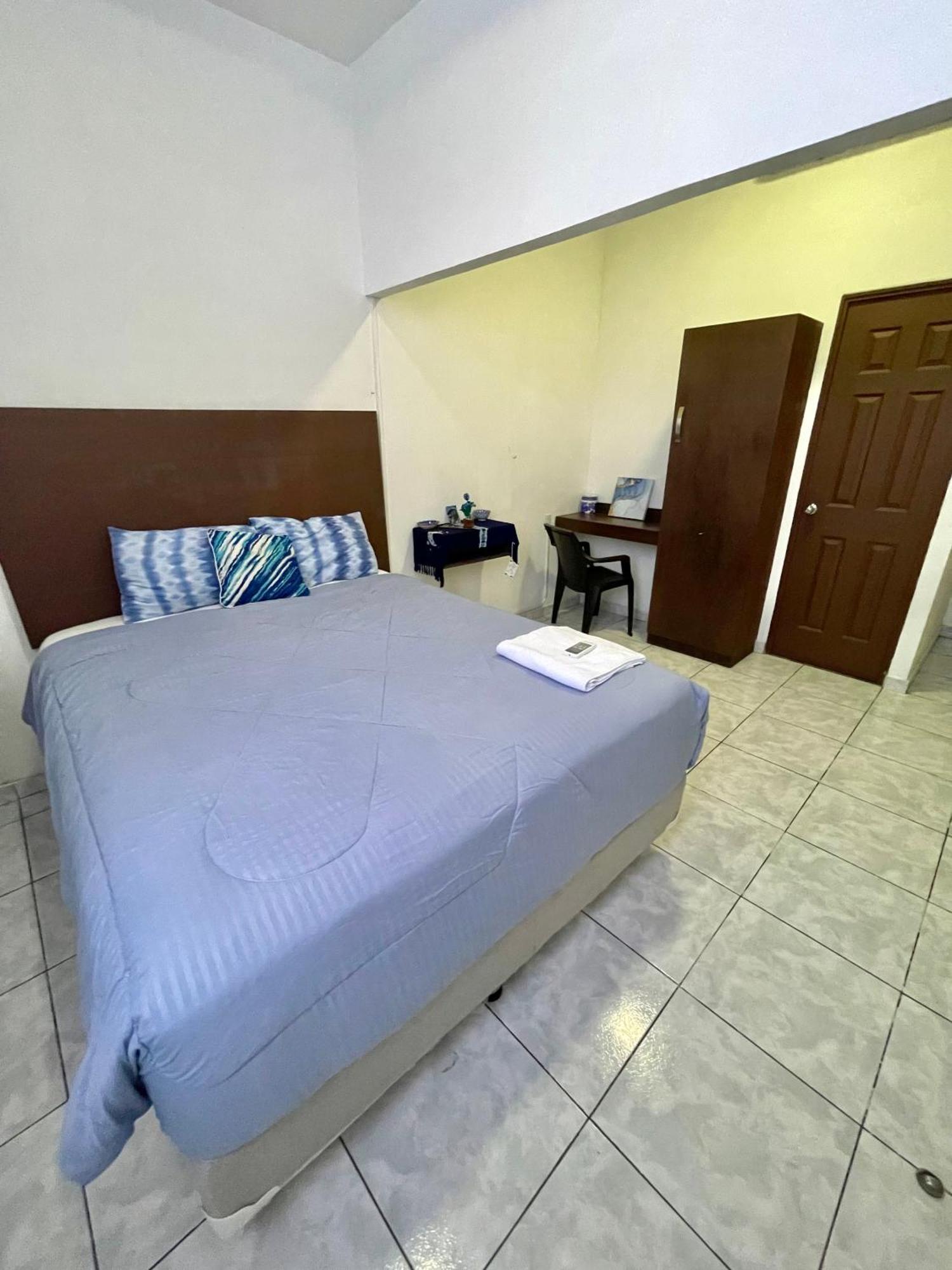 Hotel Y Cafe Ixmati Suchitoto Bagian luar foto